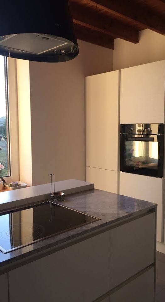 Cucina a Usago: colonne con forno e piano cottura